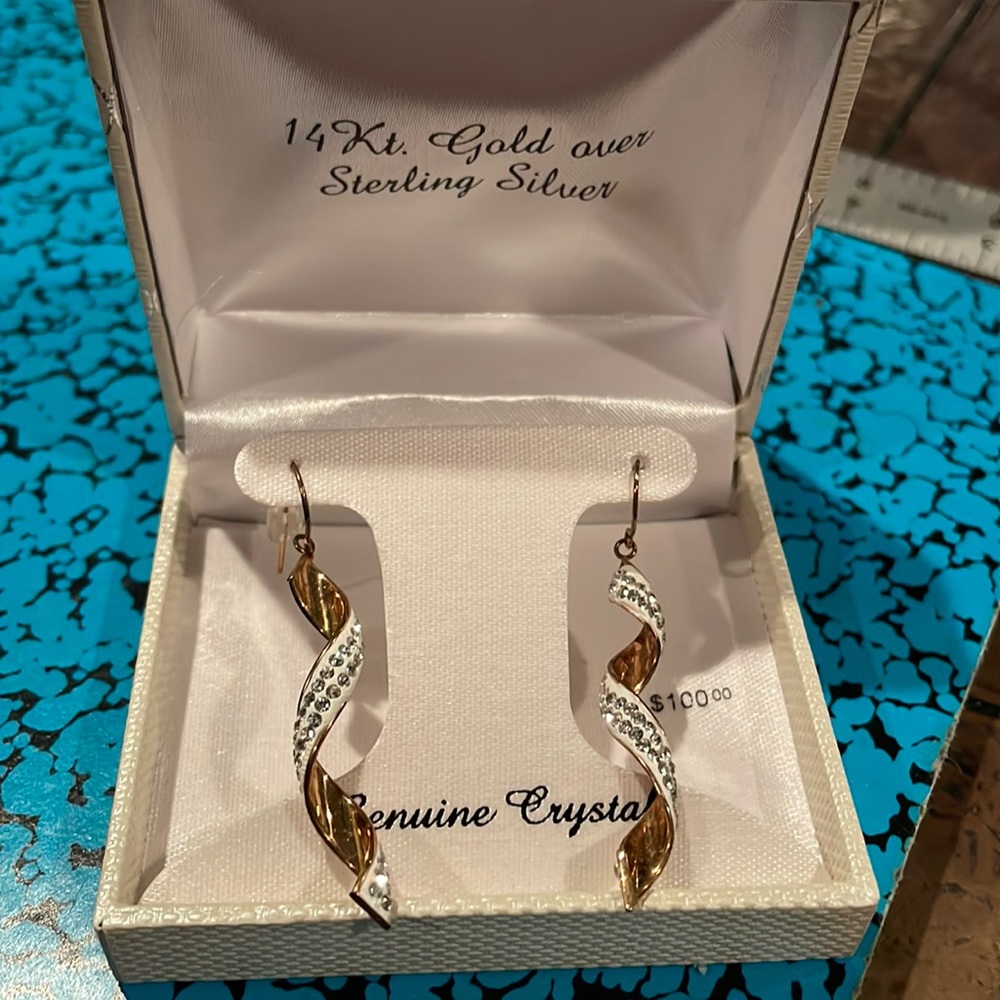 NEVER WORN ! Beautiful Sparkling Drop Earrings NWT